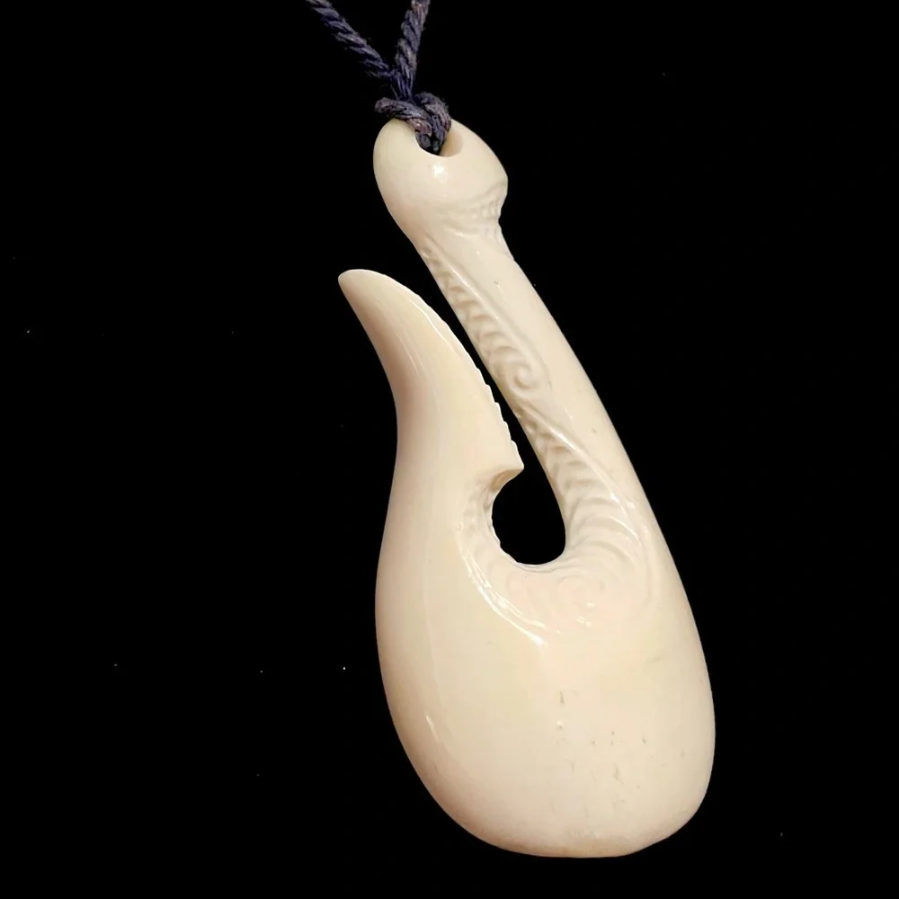 Carved bone Pacific island style fish hook pendant necklace​​ - Picture 2 of 4